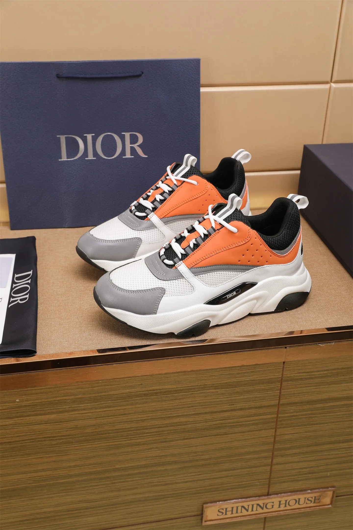Factory price: 460💰Dior’s top version of D’s b22 men’s sports shoes. Inspired by retro running styles, the chunky low-top silhouette features gray calf leather and blue and white mesh fabric uppers, atop a black, white and blue engraved rubber sole. Nylon ribbon accents the blue mesh tongue and heel counter, and a "dio~" logo appears on the side. Pair it with a suit for a striking contrast and add a sportswear-chic edge to your look. The thick sole can be about 4cm~ Size: 38-45, [46, 47 customized]